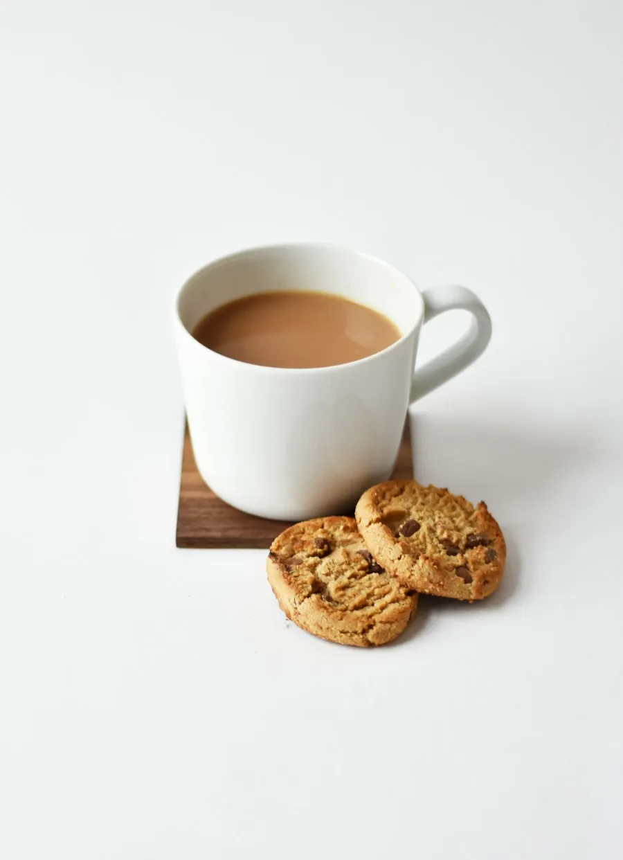 Uma xícara de chá com biscoitos